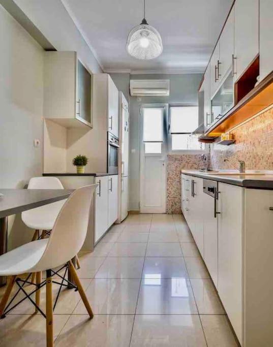 A Unique Apartment In The Historical Center-3Bds Афины Экстерьер фото