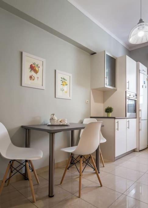 A Unique Apartment In The Historical Center-3Bds Афины Экстерьер фото