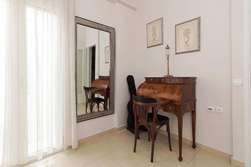 A Unique Apartment In The Historical Center-3Bds Афины Экстерьер фото