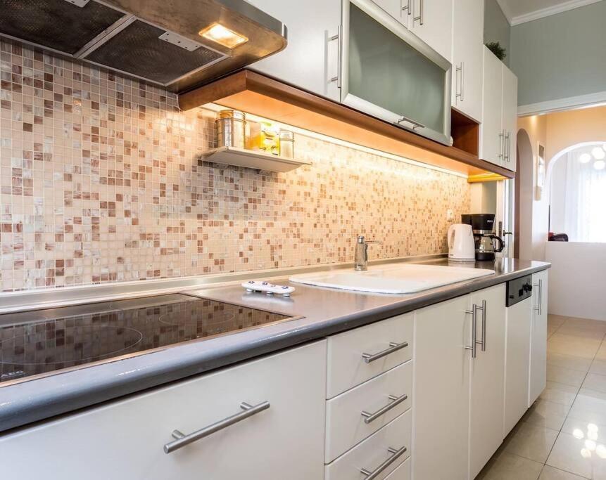 A Unique Apartment In The Historical Center-3Bds Афины Экстерьер фото