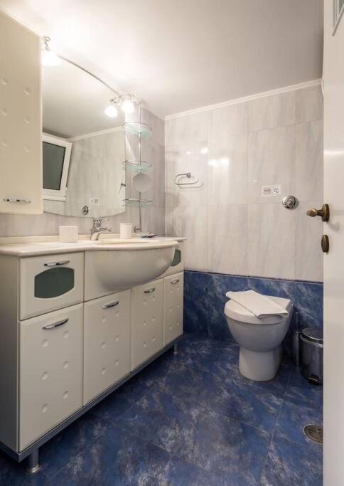 A Unique Apartment In The Historical Center-3Bds Афины Экстерьер фото