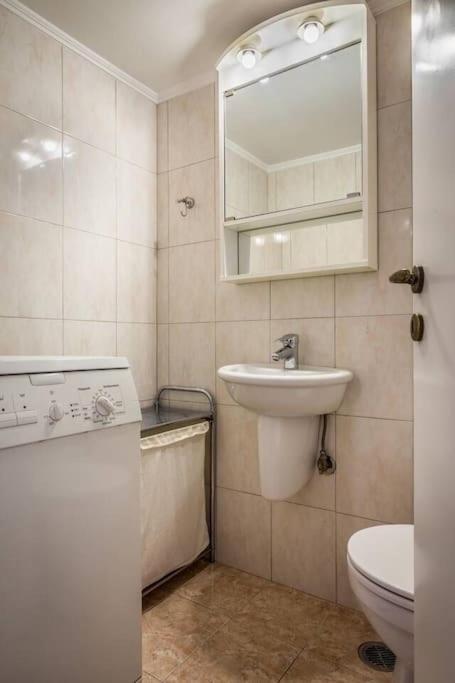 A Unique Apartment In The Historical Center-3Bds Афины Экстерьер фото