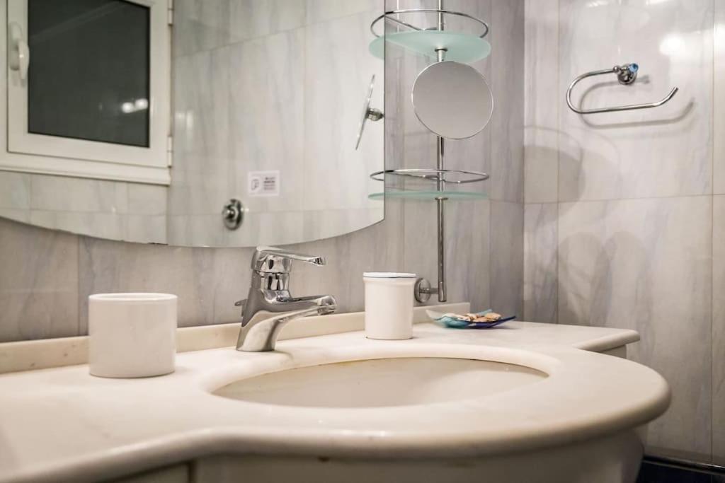 A Unique Apartment In The Historical Center-3Bds Афины Экстерьер фото